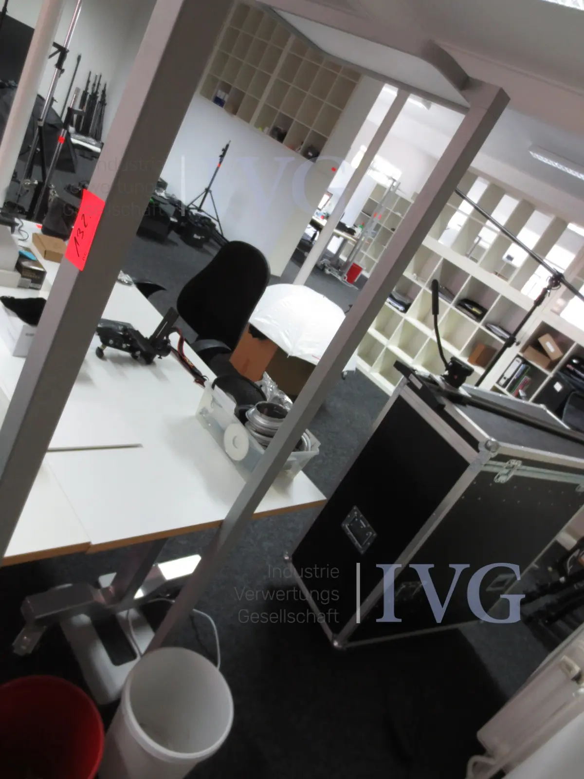 LED-Büro-Stehleuchte EMSLICHT